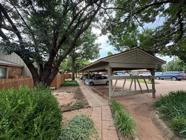 Building Photo - 3-bedroom Condo in Quail Springs area, fully furnished! You only pay Electric and Internet!