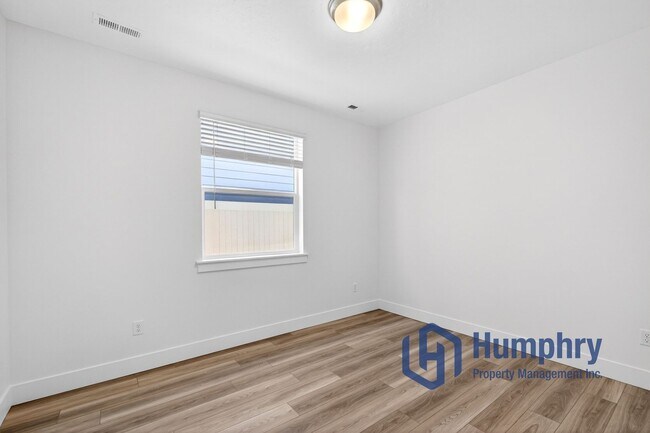 Building Photo - Beautiful home minutes from Costco