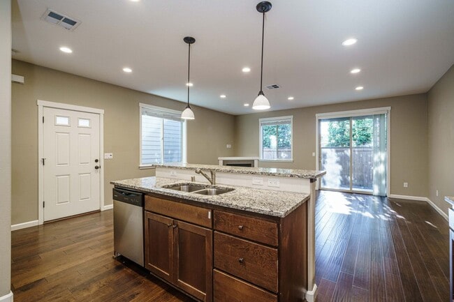 Building Photo - Beautiful Single-Level Home | 3 Bed, 2.5 B...