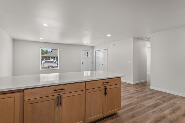 Building Photo - 1302 S 14th Ave