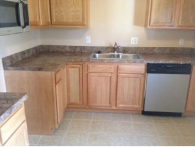 Building Photo - Charming 2 Bdrm/1.5 Bath Townhouse in South Hills