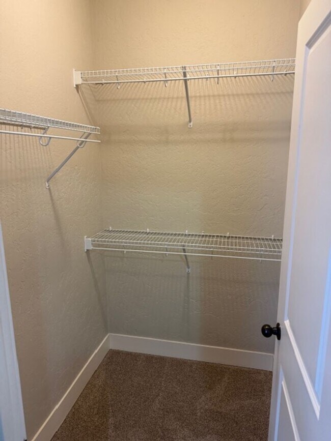 Building Photo - 5 bed/ 4 Bath Townhome in Cheney