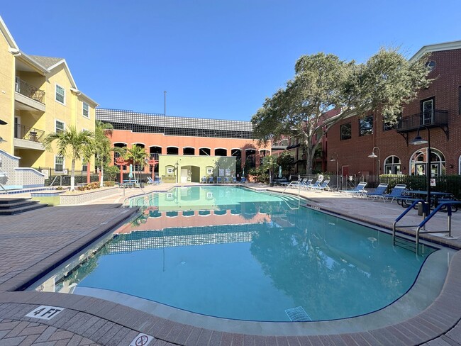 Building Photo - Spacious 1bedroom 1 bath condo in The Quar...