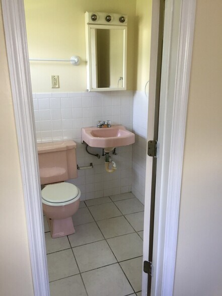 Building Photo - 685 HWY 441 SE