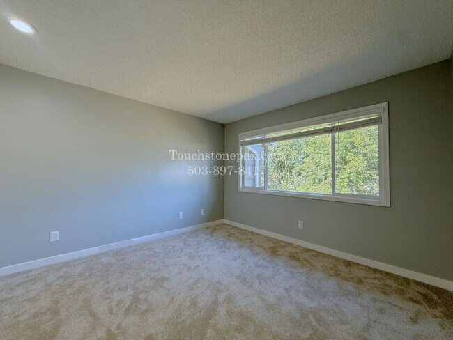 Building Photo - Bright East Portland 3 Bed Apartment Home with Two-Level Layout and Assigned Parking