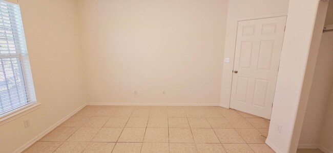 Building Photo - Stunning 4 bedroom, 2.5 bath home in West ...