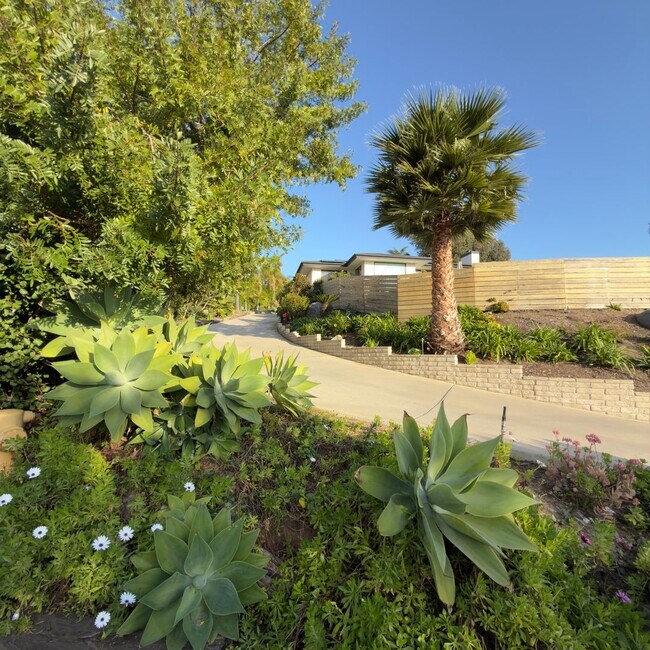 Building Photo - 1685 Burgundy Rd