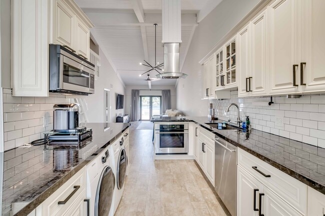 Building Photo - 2250 Buttonwood Ave