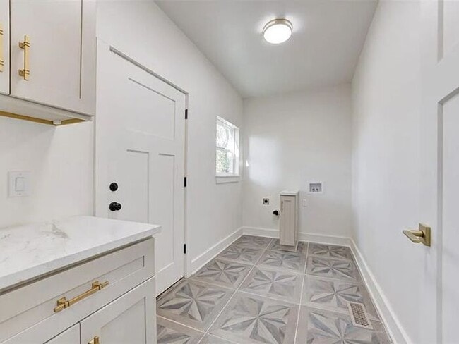 Building Photo - 213 NE 14th St