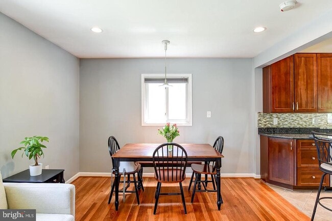 Building Photo - 6429 Maplewood Dr