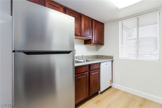Building Photo - 5060 Indian River Dr