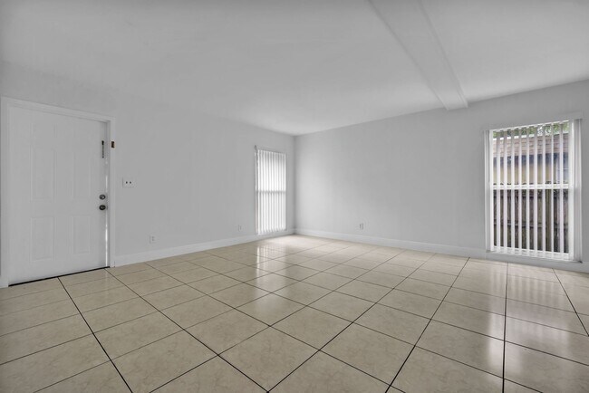 Building Photo - Beautiful Renovated 3/1