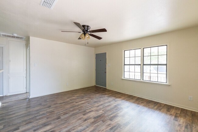 Building Photo - 2233 Fannin St