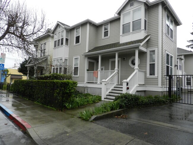 Building Photo - 205 Maple St