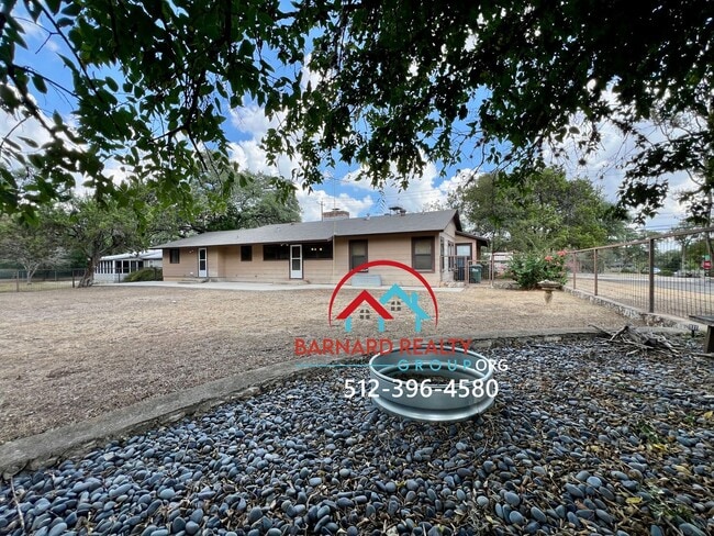 Building Photo - Charming 1970s home with mini original fea...