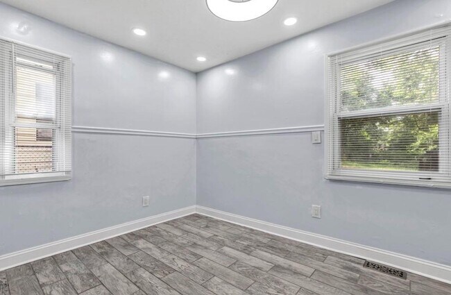 Building Photo - 10012 Elizabeth Ave