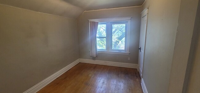 Building Photo - Duluth MN 4 Bedroom - 1 Bath - 1 Car Garag...
