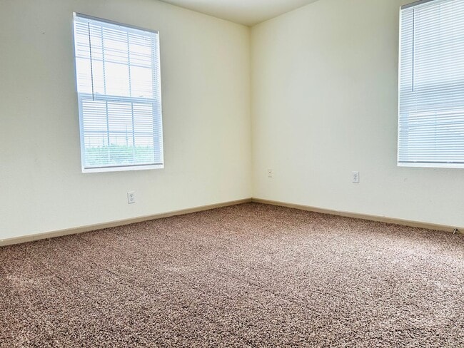 Building Photo - Large 3 Bedroom Apartment, Great Location!