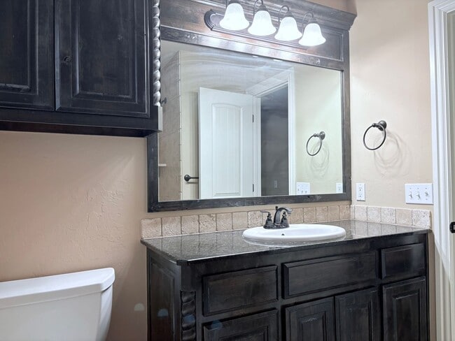 Building Photo - Large four bedroom home in Edmond