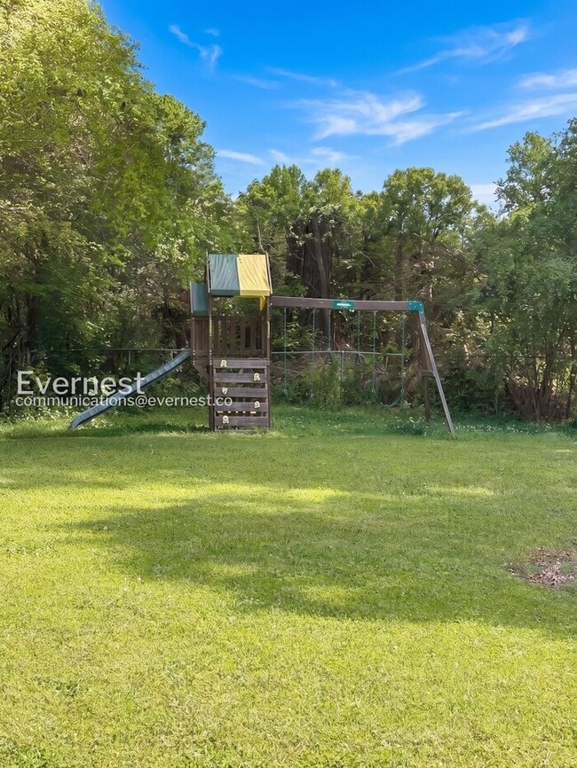 Building Photo - 735 Hillcrest Dr