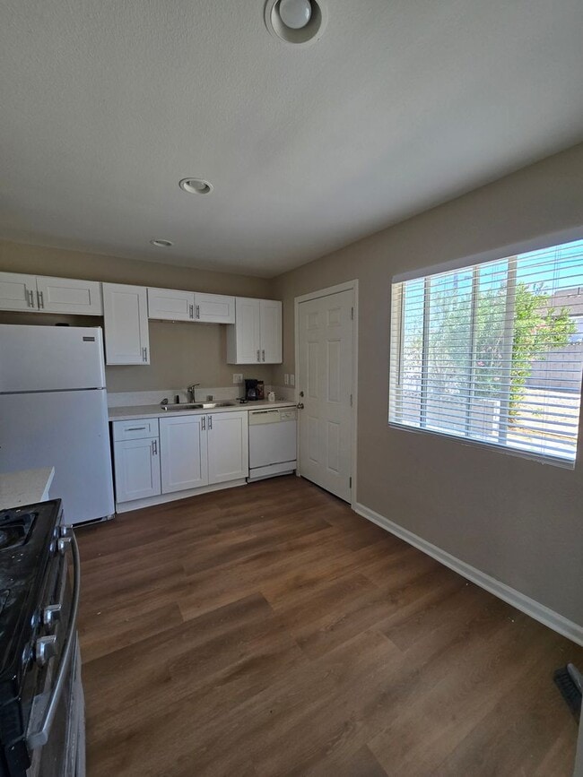 Building Photo - Single story 3 Bedroom house ready for mov...
