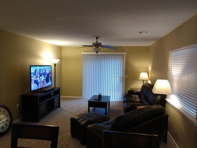 Building Photo - Large 3 Bed/ 2 Bath Townhome on West Side!