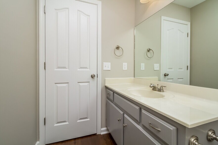 Building Photo - 2115 Montgomery Ln