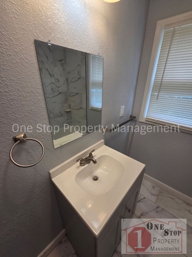 Building Photo - Beautiful 4 Bedroom 2 Bathroom in Kansas City!