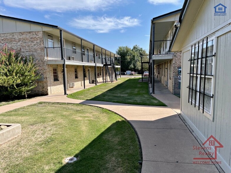 Building Photo - 1502 NW Kingsbury Ave