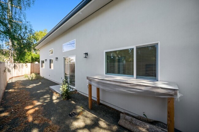 Building Photo - 133-135 Foothill Blvd