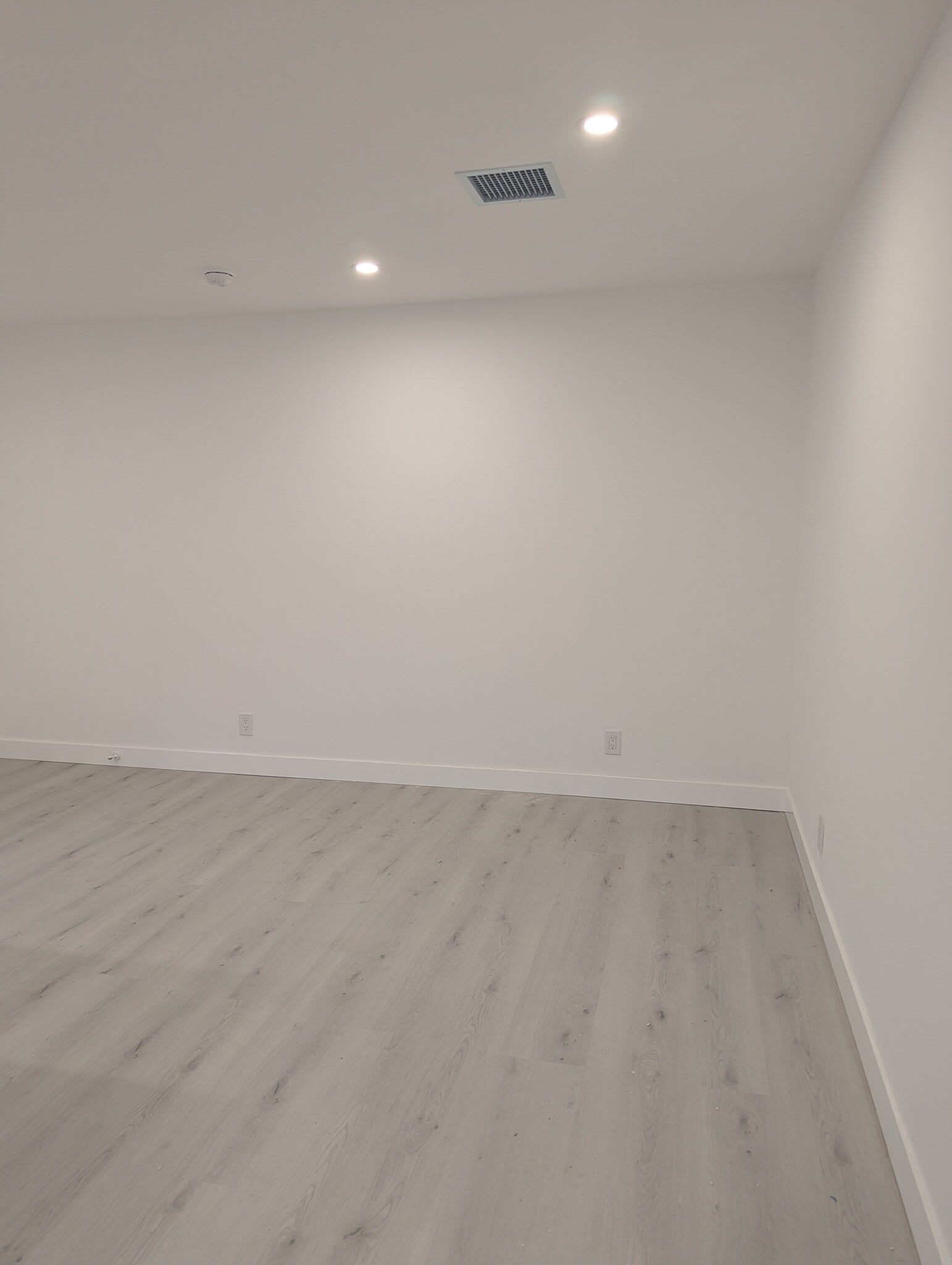 Building Photo - 1906 N Hollywood Way