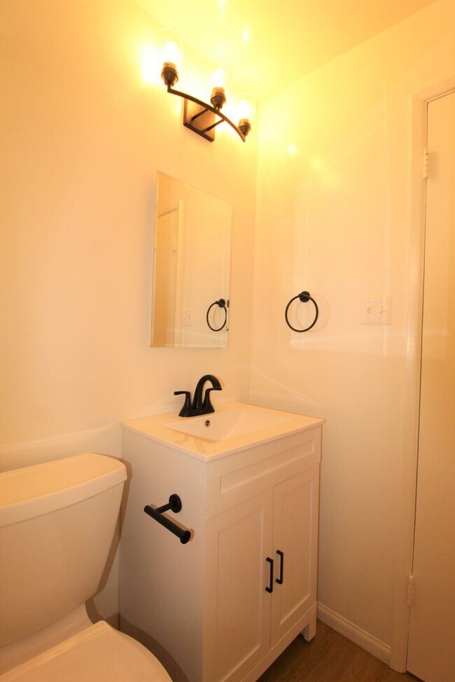Building Photo - Midtown Ventura Studio with Great Amenities!