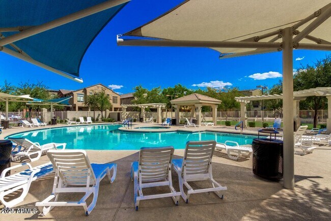 Building Photo - 2402 E 5th St