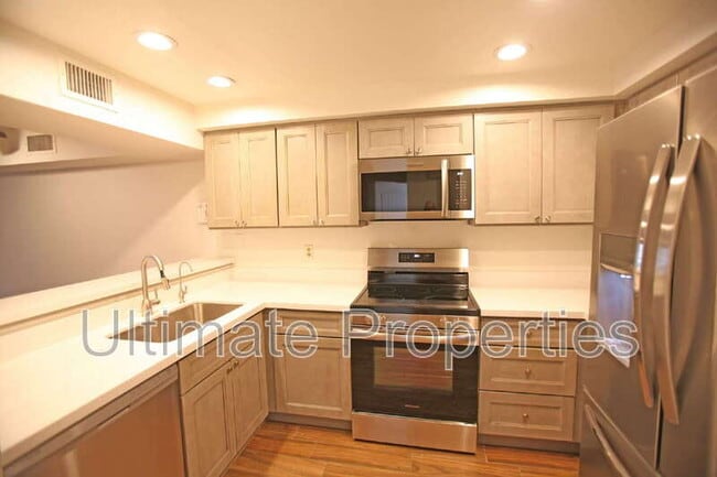 Building Photo - 2201 W Union Hills Dr