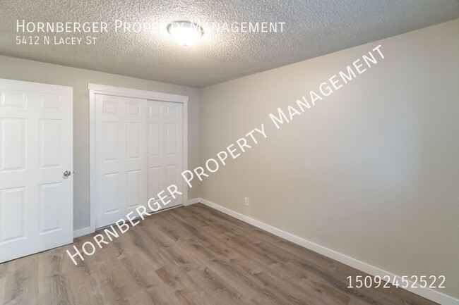 Building Photo - Newly Remodeled 2 Bed 1 Bath Unit!