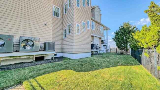 Building Photo - 909 N Cambridge Ave