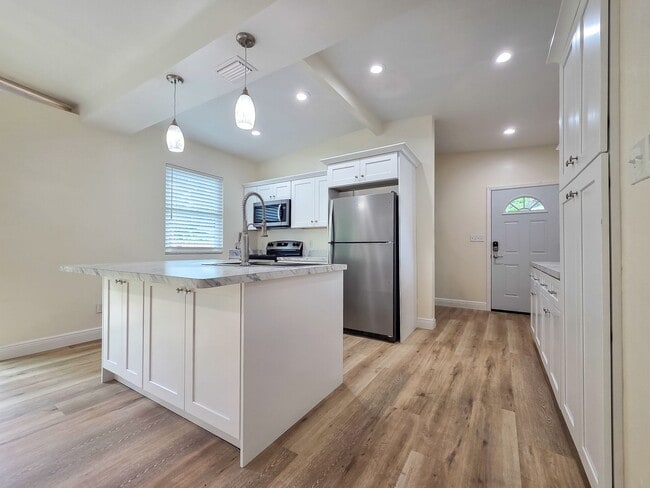 Building Photo - Beautifully Renovated 3/2 in Madison Park
