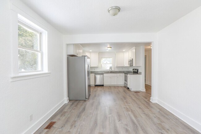 Building Photo - Beautiful Cape Cod Style home for Rent!  BONUS MILITARY / FIRST RESPONDER DISCOUNT!