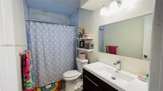 Building Photo - 911 N 14th Ave