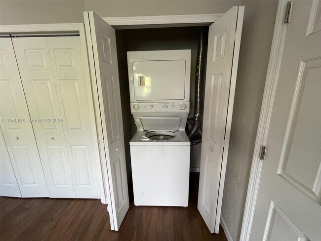 Building Photo - 305 NE 15th Ave