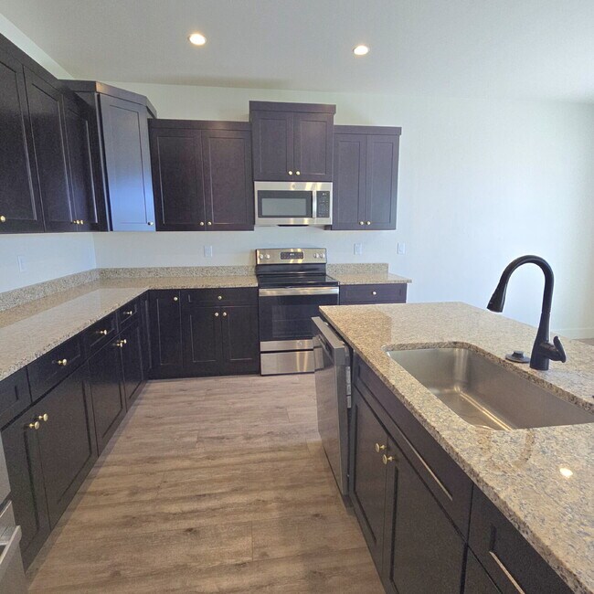 Building Photo - Move-in ready! 4 bedroom house with 3 car garage