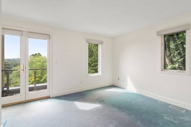 Building Photo - 225 Kenrick St