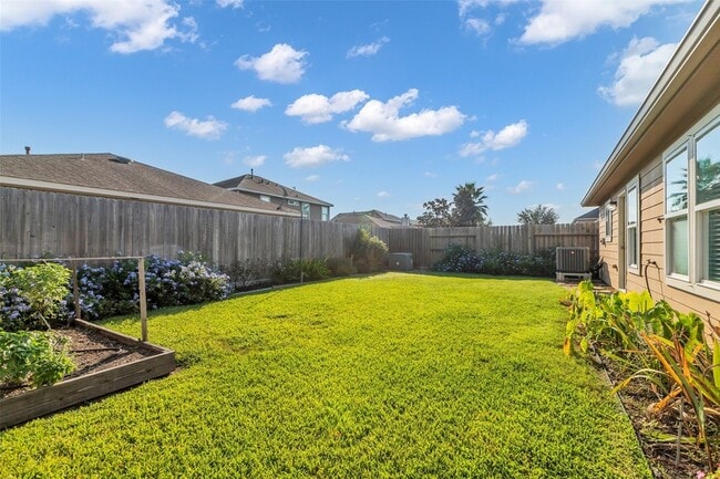 Building Photo - 1608 Pointe Leone