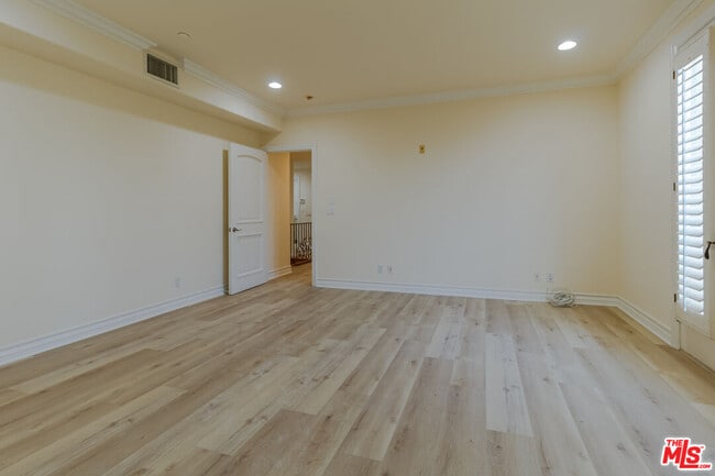 Building Photo - 132 Crescent Dr