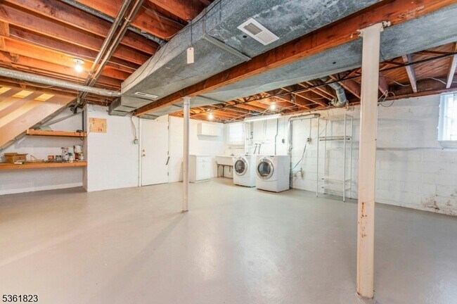 Building Photo - 115 Essex Rd