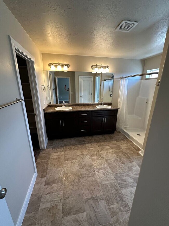 Building Photo - Charming Townhome