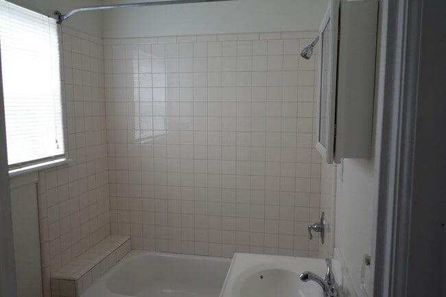 Building Photo - CUTE  1 BEDROOM / 1 BATH - SMITHVILLE HOME