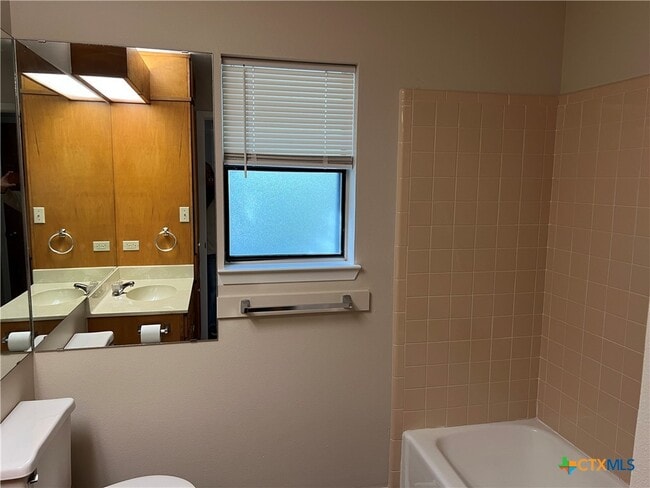 Building Photo - 624 E Elm St