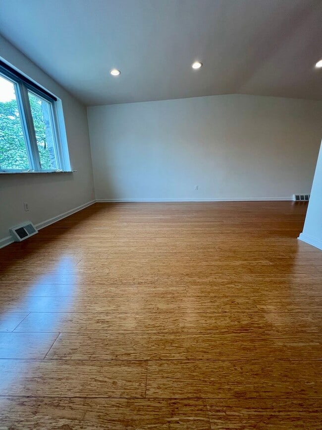 Building Photo - Gorgeous 3-Bedroom Townhome with One-Car Garage in Roxborough! Available NOW!