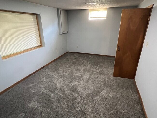 Building Photo - 11828 Monroe Cir NE